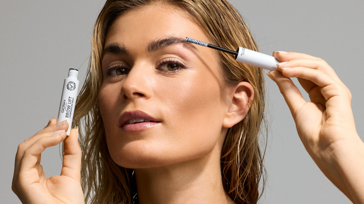 Gosh nainen, joka levittää Brow Lift wax kulmavahaa kulmiinsa