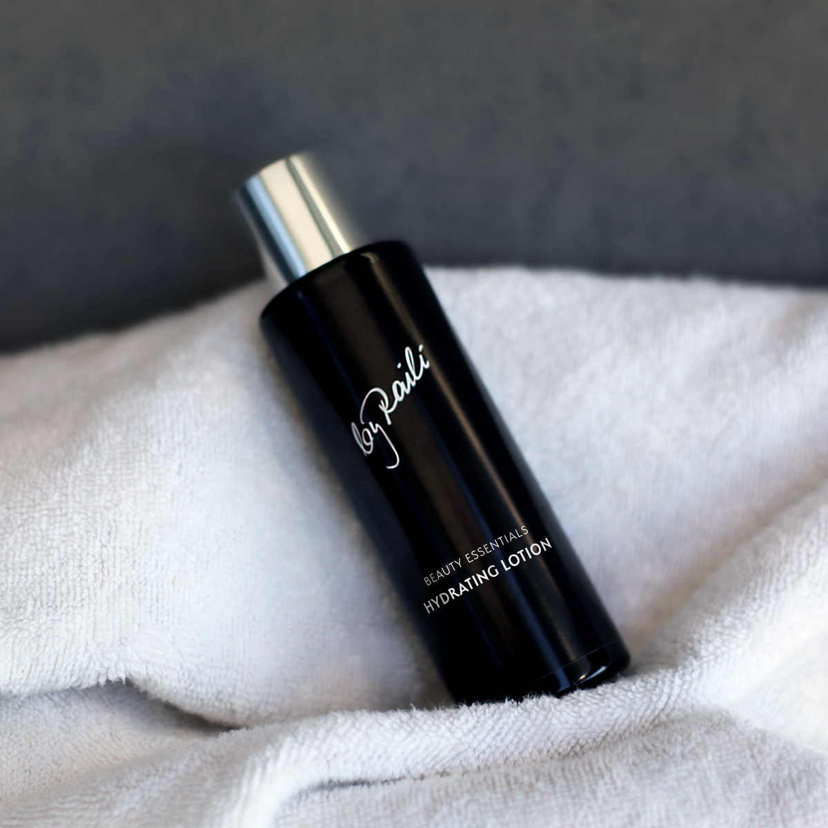 By Raili Hydrating Lotion valkoisen pyyhkeen päällä