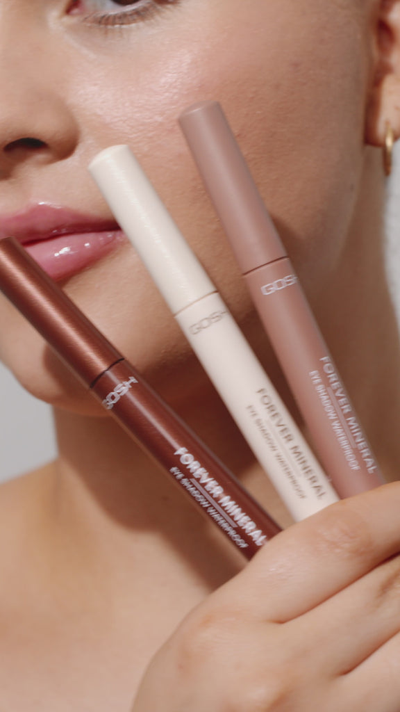 Naisen luomille levitetään GOSH Forever Mineral Eyeshadow luomiväriä