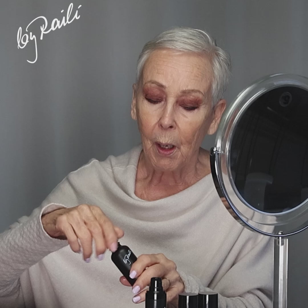 Raili Hulkkonen opastaa videolla By Raili tuotteiden käyttöä